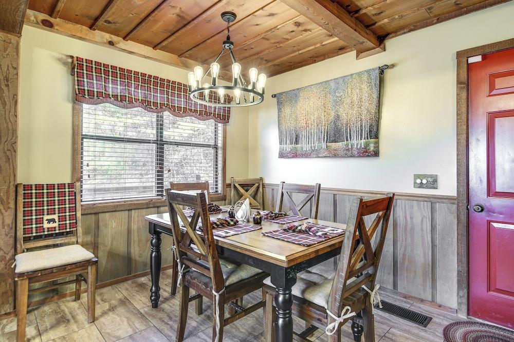 Secluded Sevierville Cabin: Hot Tub & Mtn Views!