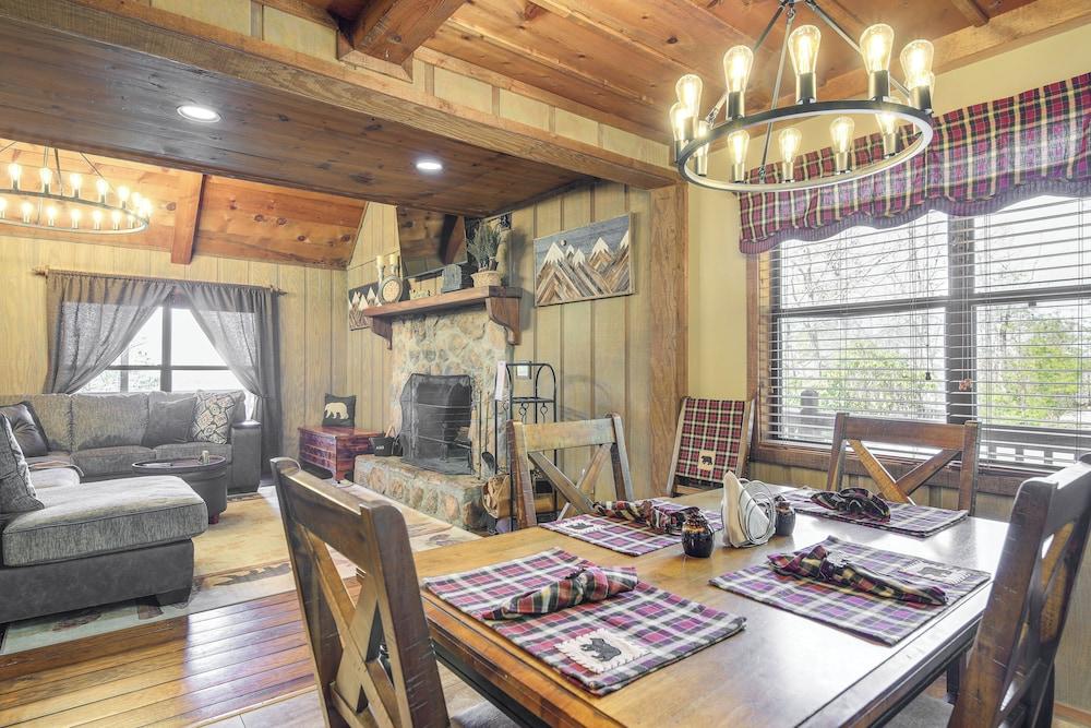 Secluded Sevierville Cabin: Hot Tub & Mtn Views!