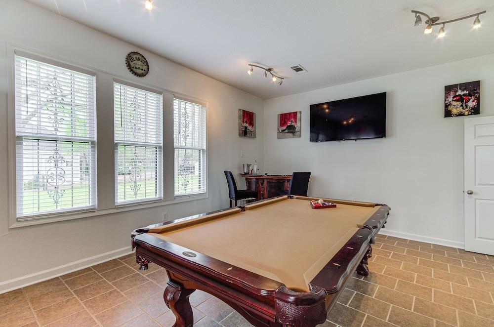 Stylish Home ~ 2 Mi to Jackson State & Belhaven!