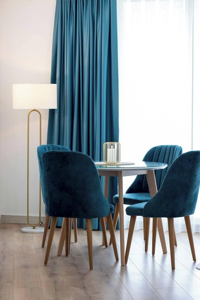 18th Floor Luxury Condo With Pool