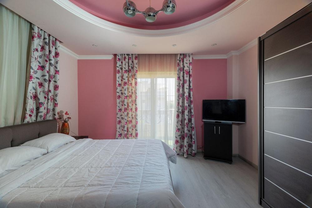 villa In Beverly Hills with pool