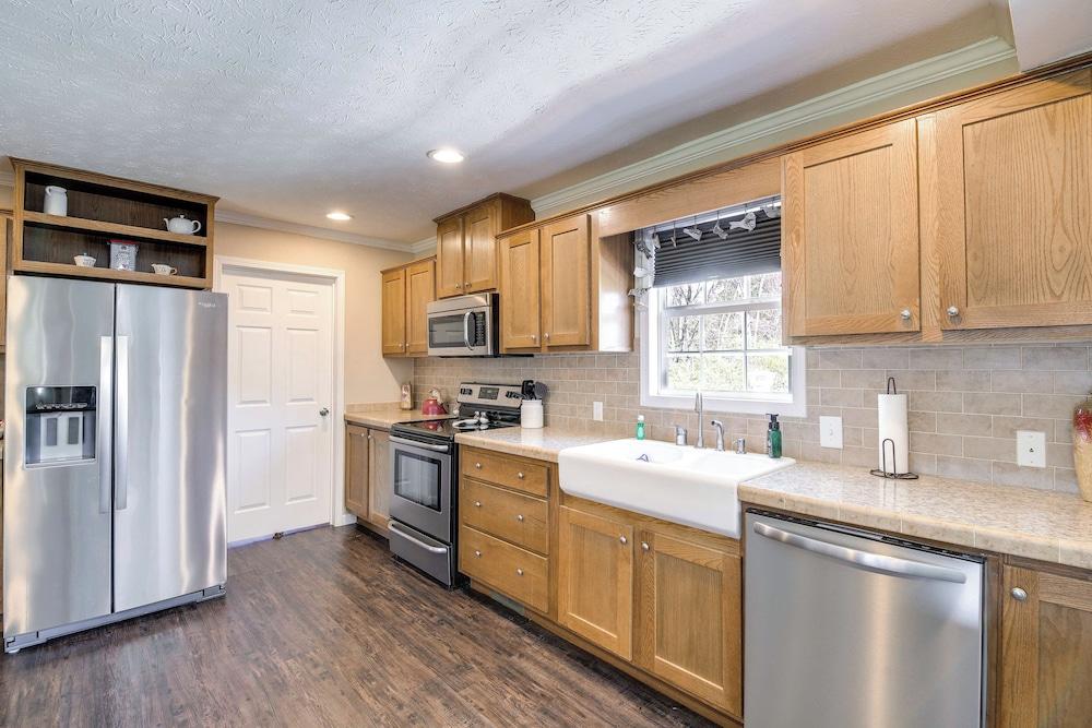 Private Hot Tub & Mountain View: Newport Home