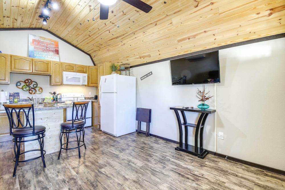 Charming Cabin Near Great Smoky Mountains!