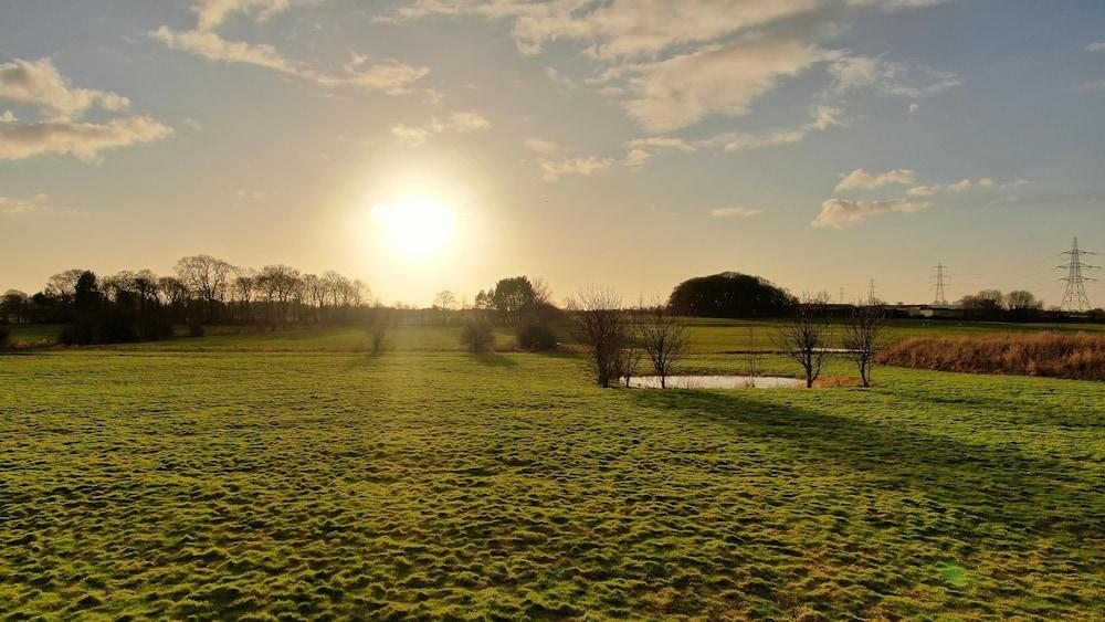 Dog Friendly Lodge With hot Tub, Quiet Location