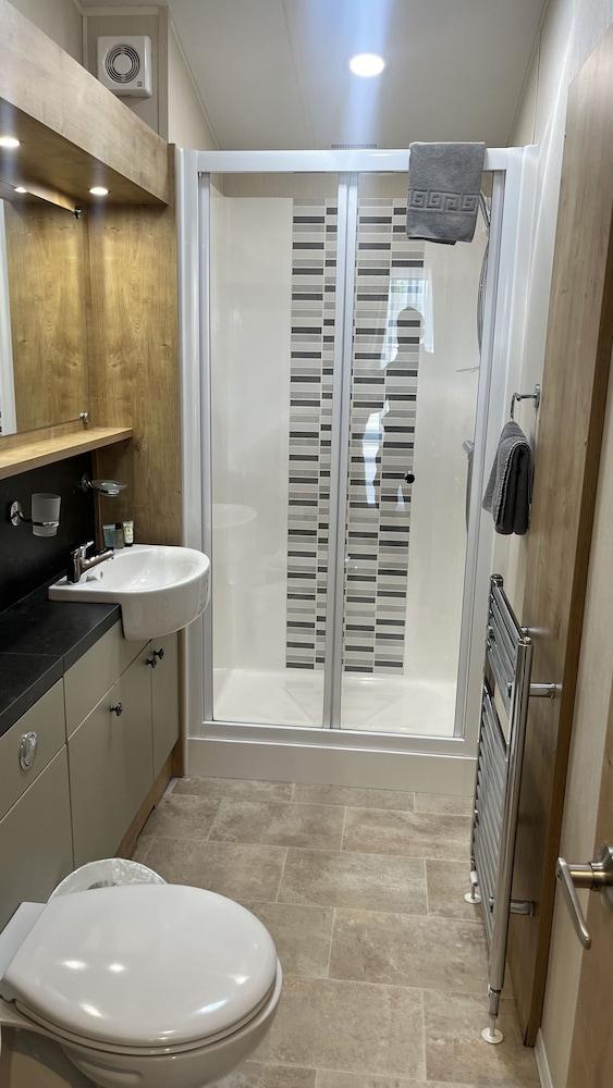 Dog Friendly Lodge With hot Tub, Quiet Location