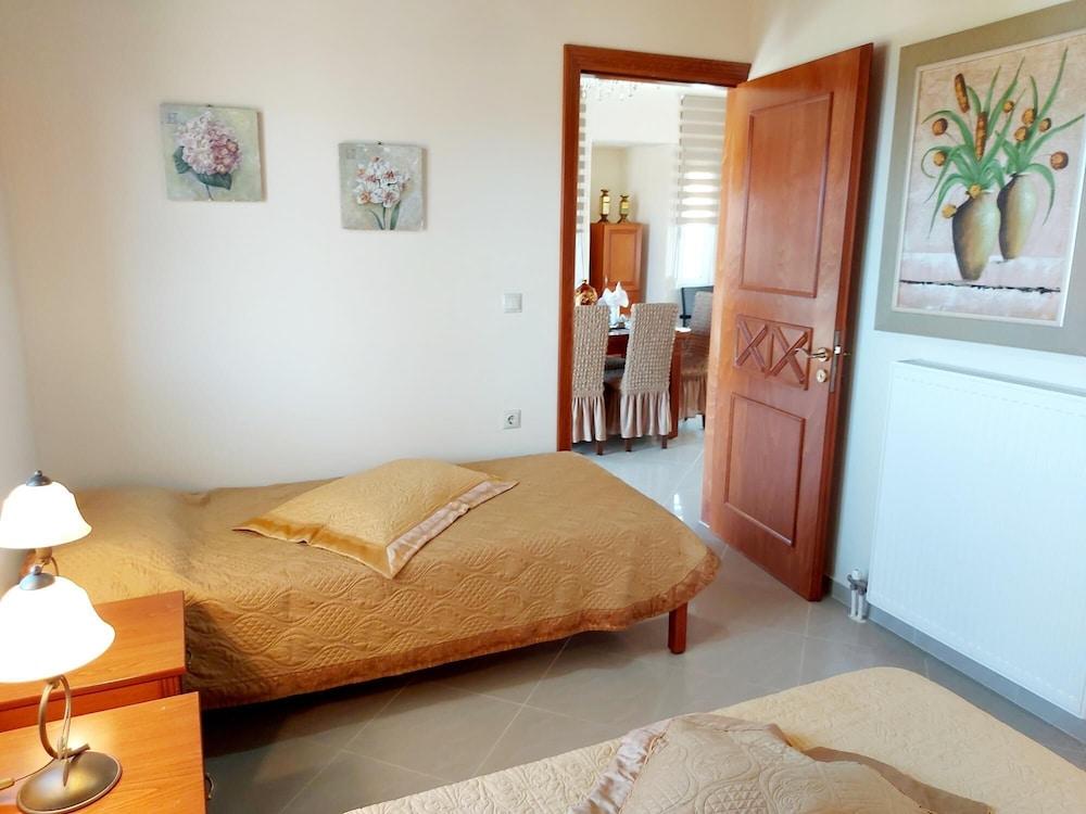 Socrate's Apartment's With Share Pool