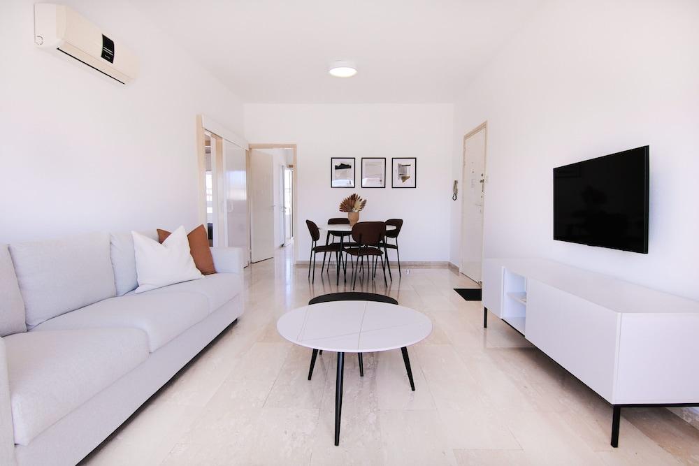 Phaedrus Living: Modern City View Flat Nafi