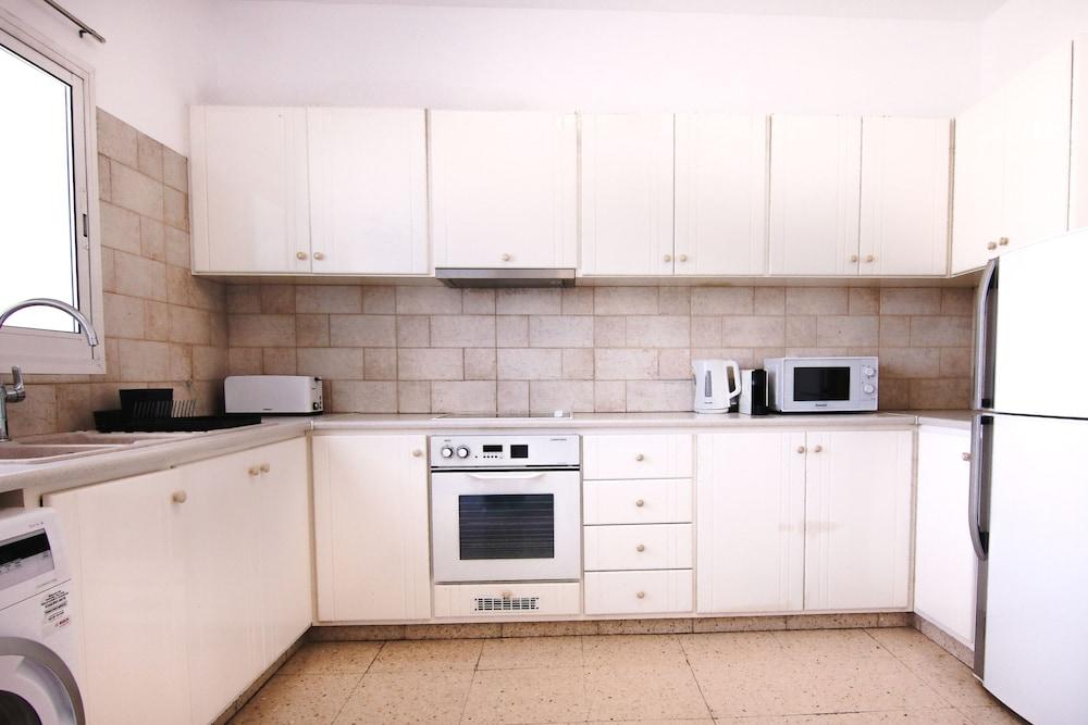 Phaedrus Living: Modern City View Flat Nafi