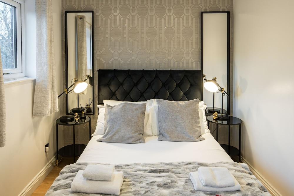 Charming 2-bed House in Central