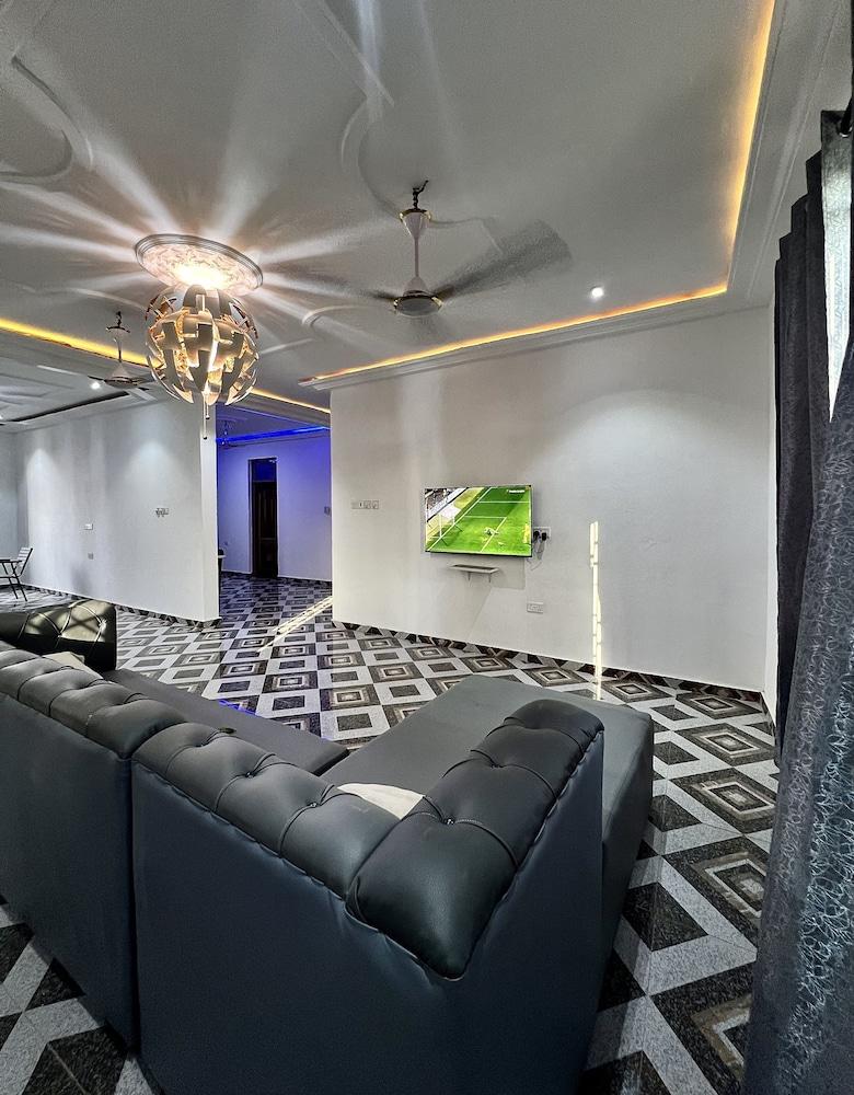 Serene Getaway 5 bedroom duplex