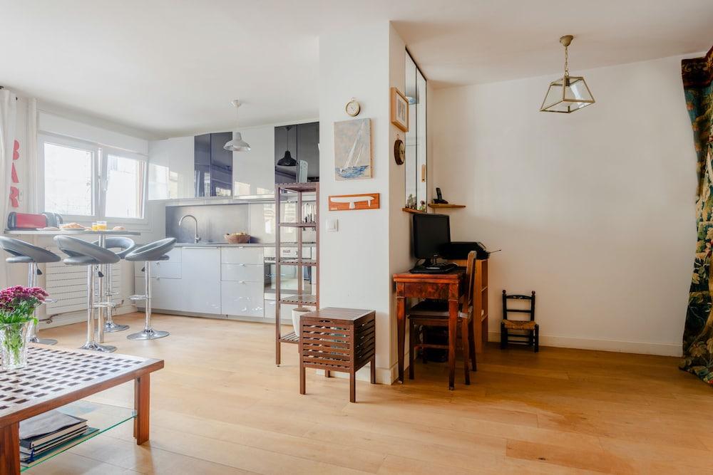 Eiffel Tower Elegant Residence