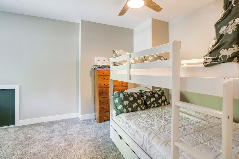 Game Room + Pool Access: Spacious Cabin in Arnold