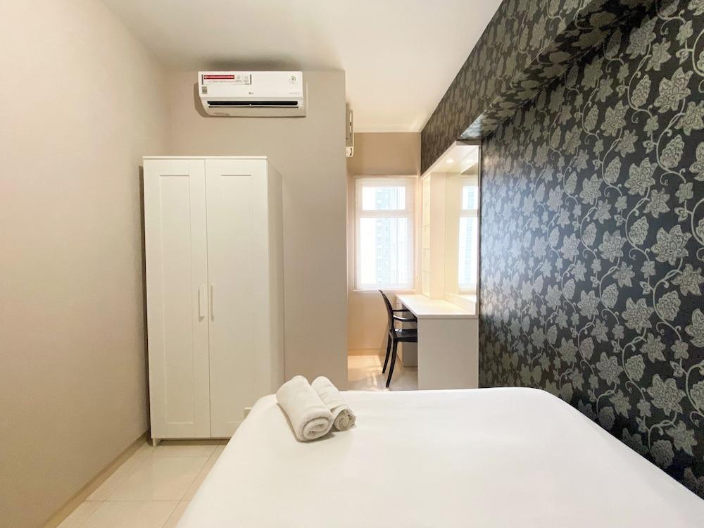 Warm Living And Homey 2Br At Springlake Summarecon Bekasi Apartment