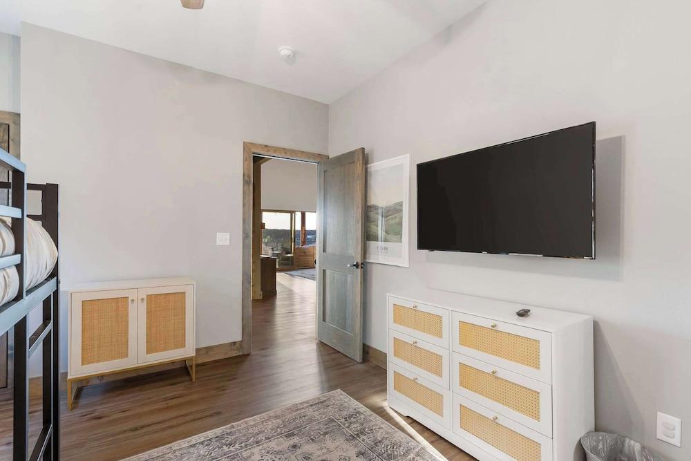 Two Pines Endless Views and Attractions!