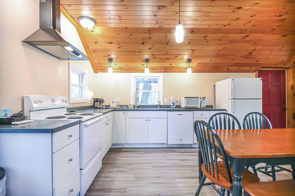 Cottage by the Pond The Perfect Cozy Escape!