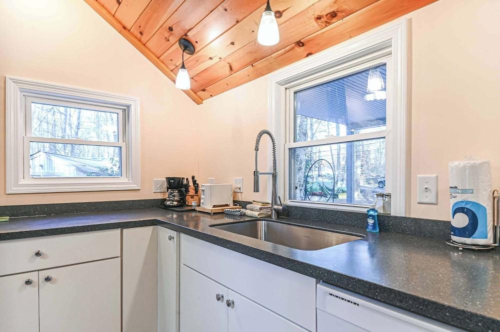 Cottage by the Pond The Perfect Cozy Escape!