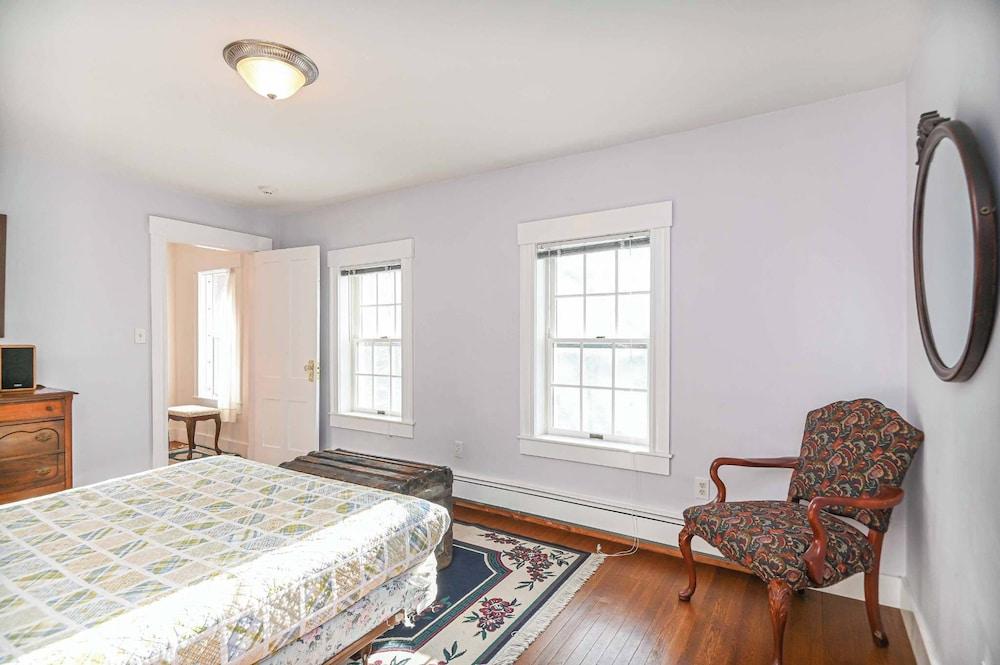 4 BDR w/ Private Hot Tub, Backyard and Deck!