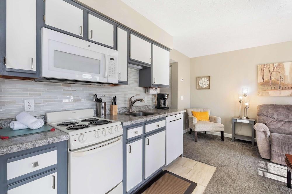 Windsor Cottage Fall Creek Beauty by Table Rock!