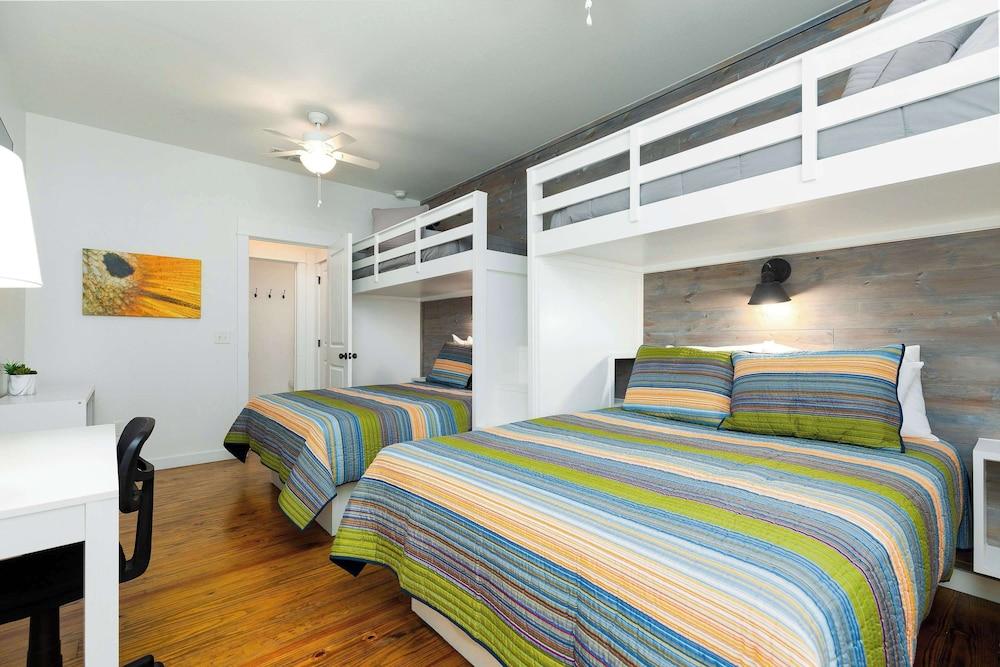 Comfy 3bdr Right in Town Sleeps 10