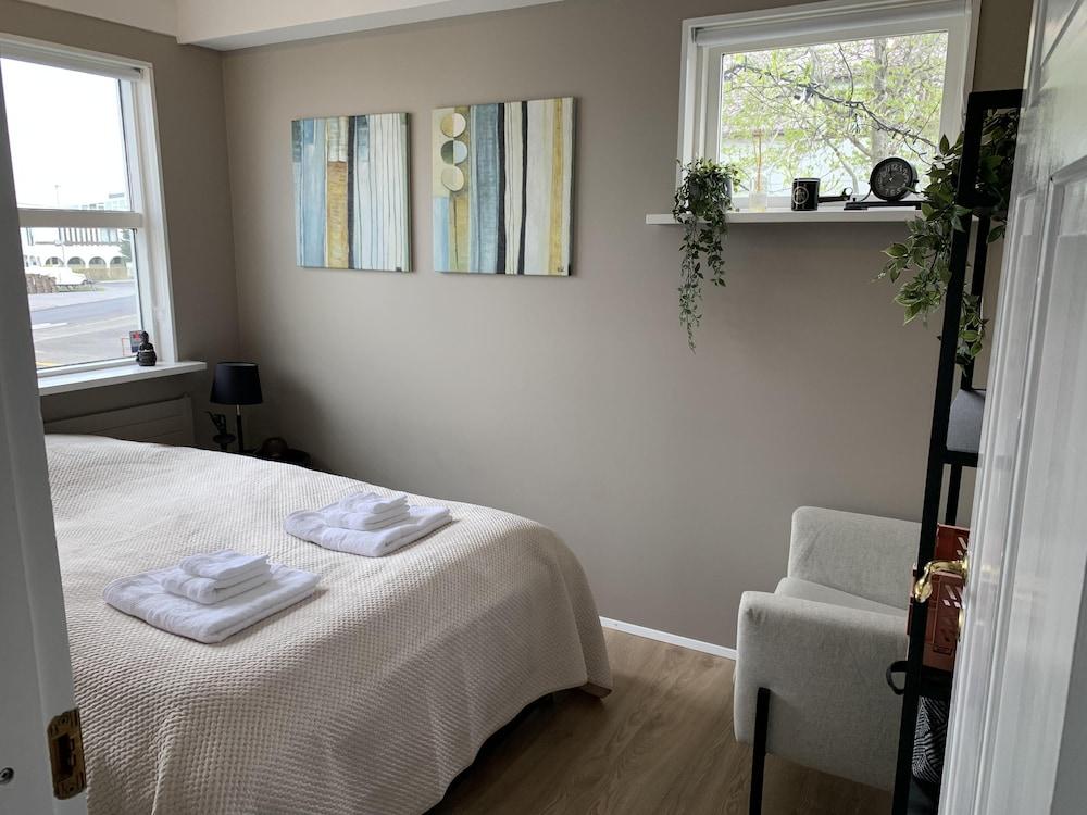 Great 8 Person House, Reykjavik, Free use of Car!