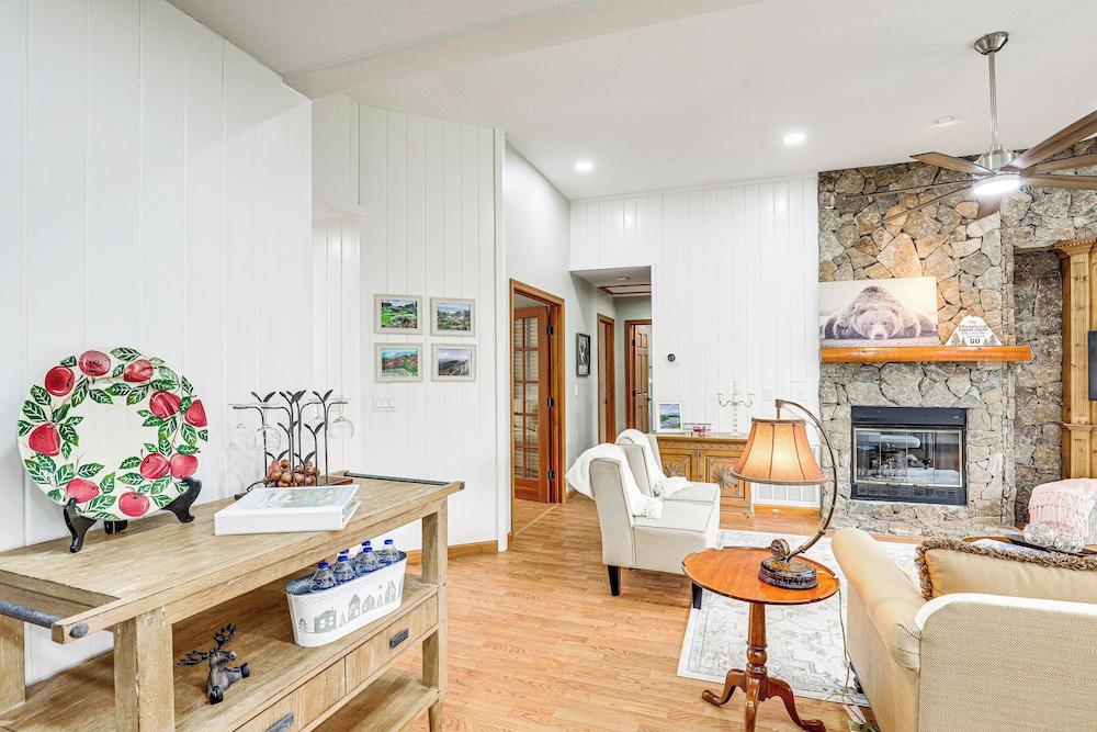 Golf Course Views: Condo in Blue Ridge Mountains!