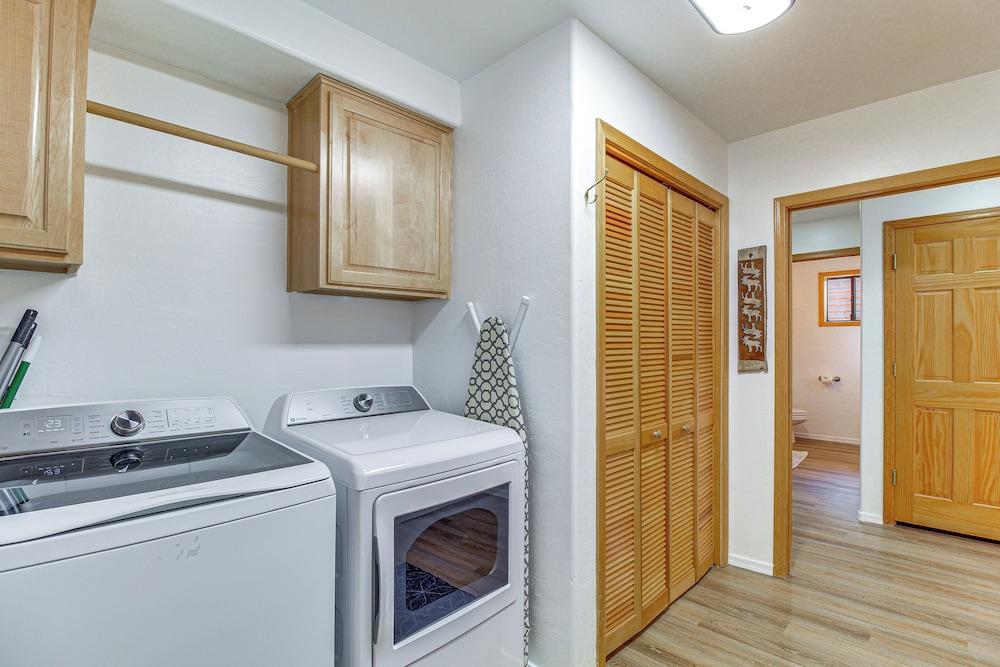 Pet-friendly Cabin w/ Fire Pit in Pinetop!