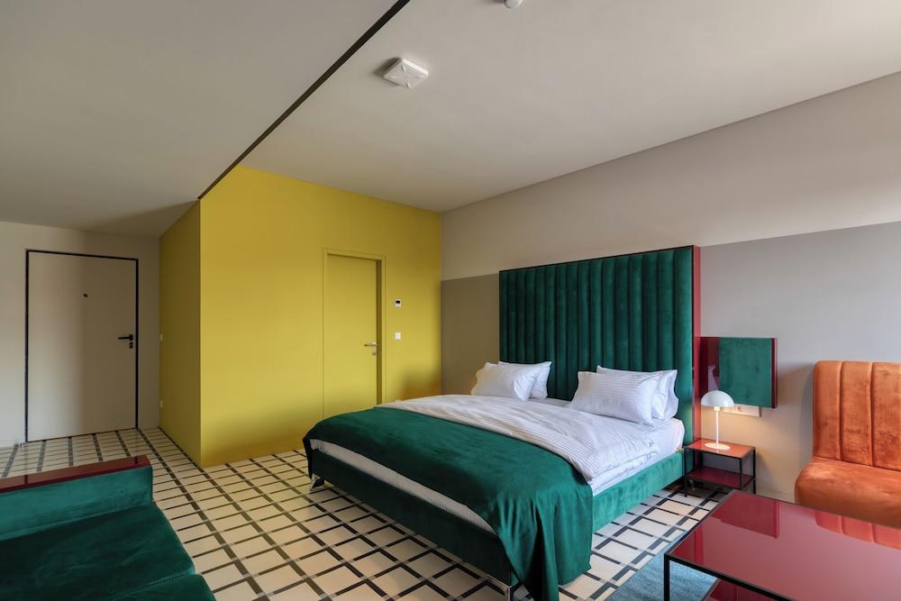 Manifest Restaurant and Hotel