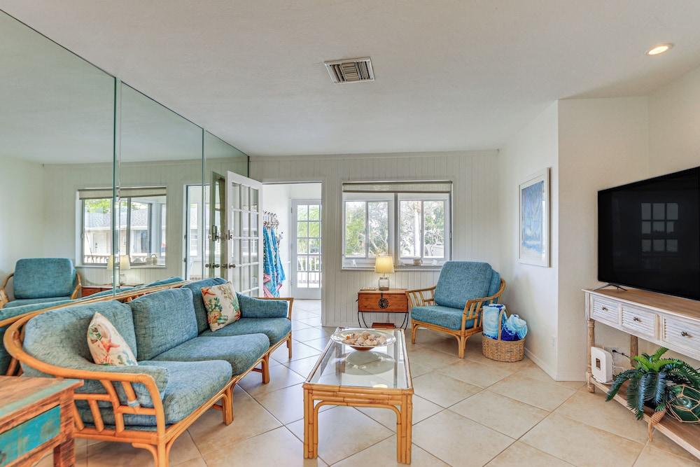 Siesta Keys Home w/ Deck Half Mile to Turtle Beach