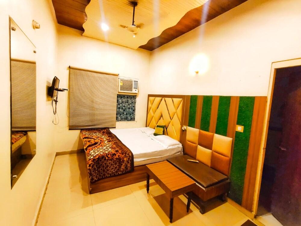 Goroomgo Hotel Revoli Amritsar
