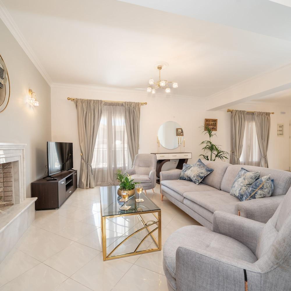 Luxury Villa Irene Metaxata