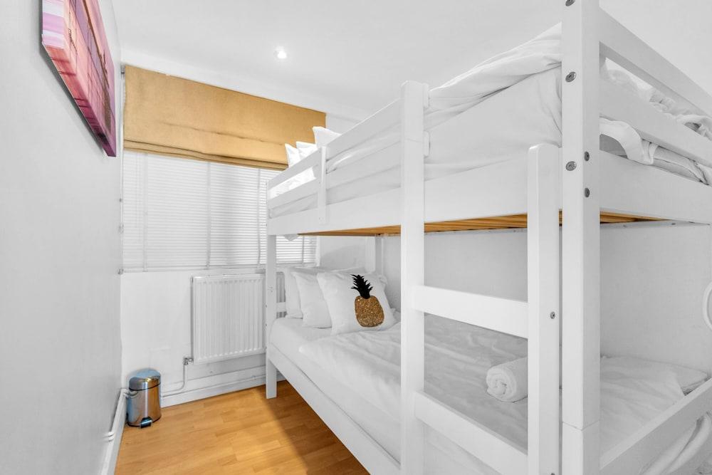 Deco Seafront - Seafront Apartment - Sleeps up to 6