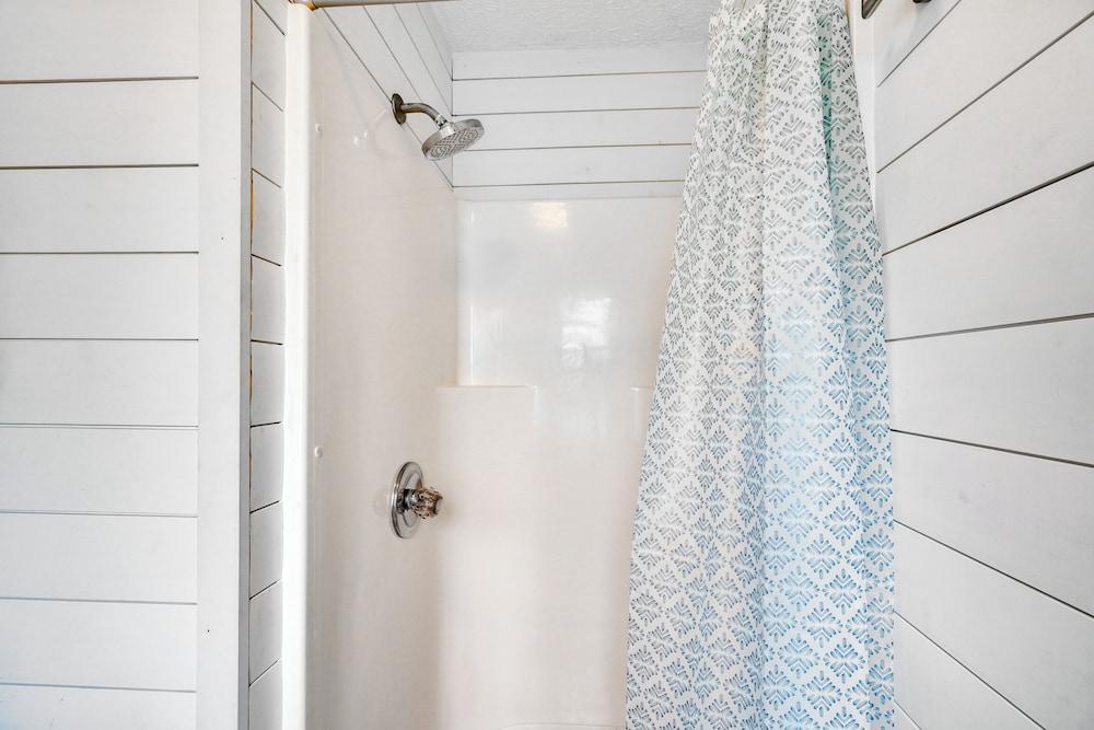 Updated Home: Central Oak Ridge Location