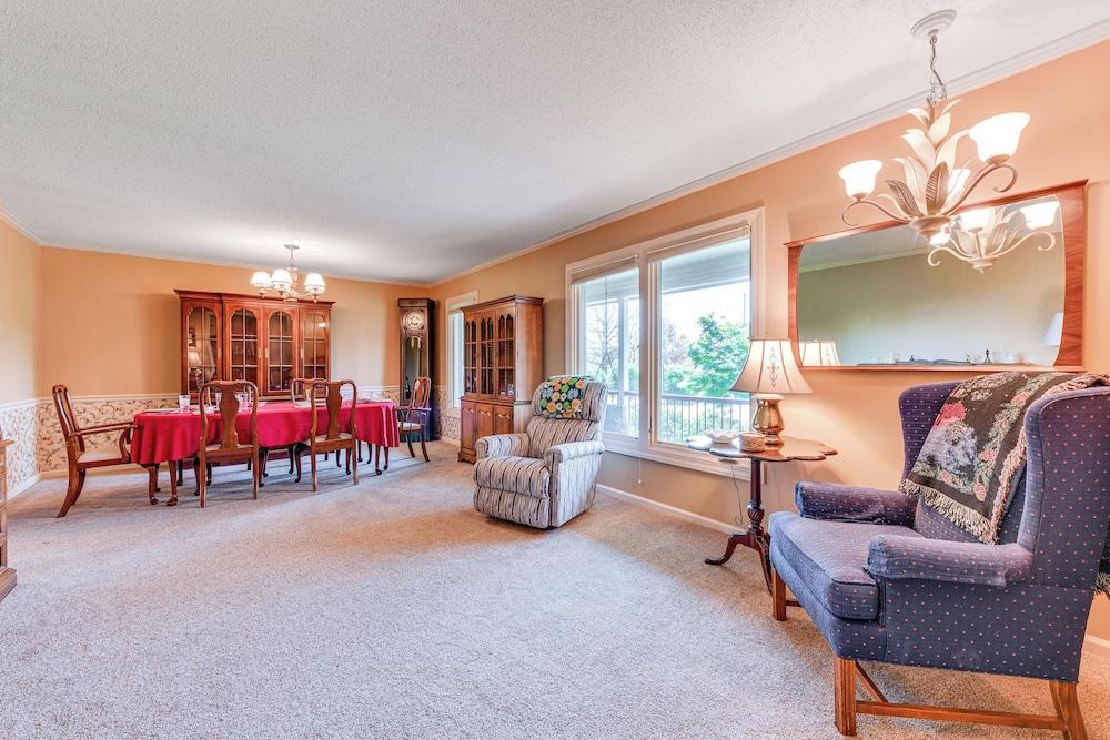 Spacious Mount Pleasant Home w/ Grill & Yard!