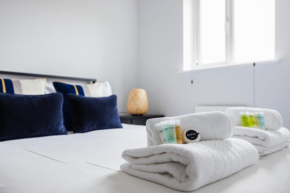 Stylish 3-bed Home in East London Free Parking