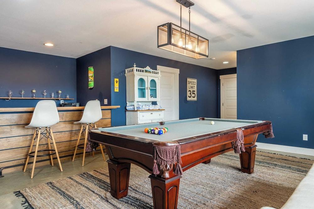 Private Retreat w/ Hot Tub, Amazing Views, Game Room Silver Spoon by Avantstay