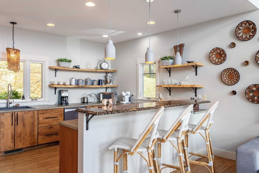 Private Retreat w/ Hot Tub, Amazing Views, Game Room Silver Spoon by Avantstay