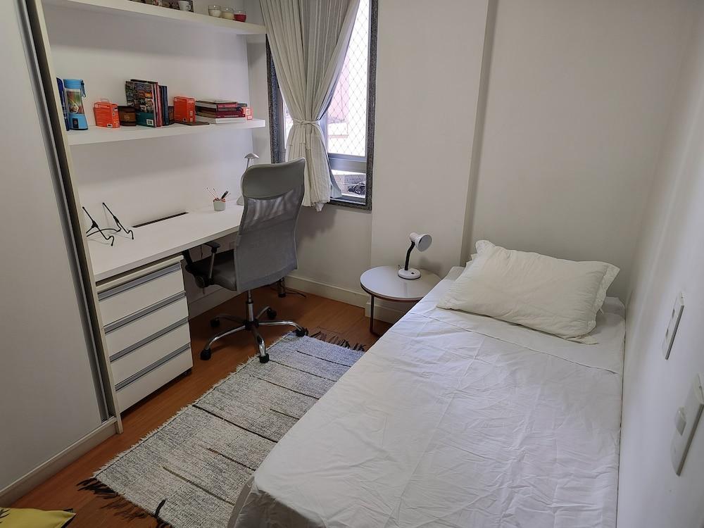 Hostel for One: quarto e banheiro privativos