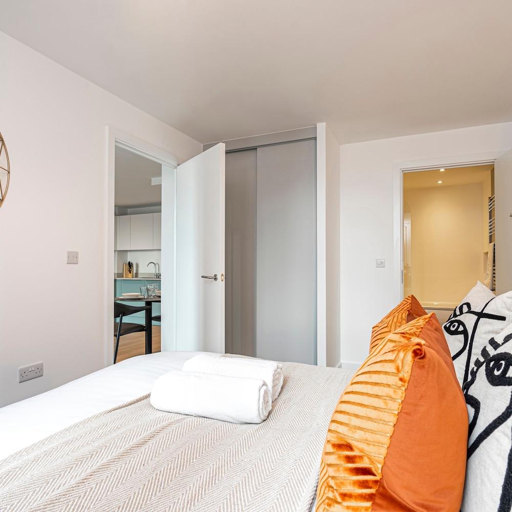 Deluxe Waterside Flat in Leeds