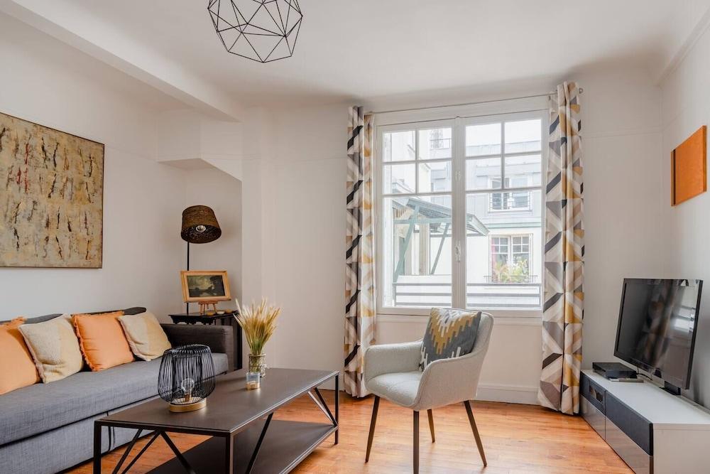 Eiffel Tower Saint Residence