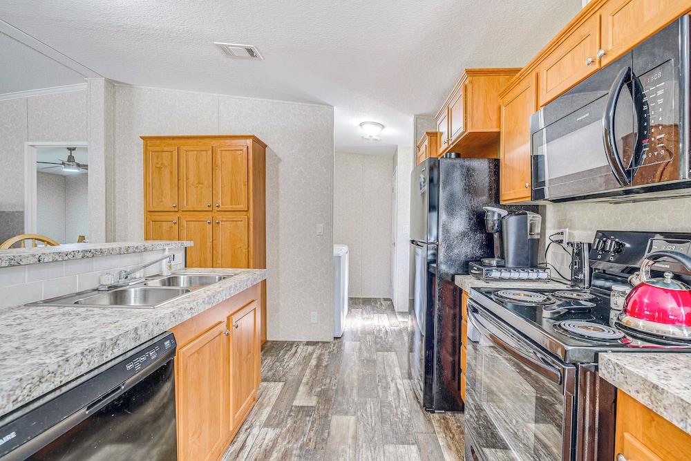 7 Mi to Crystal River: Home w/ Yard & Fire Pit!