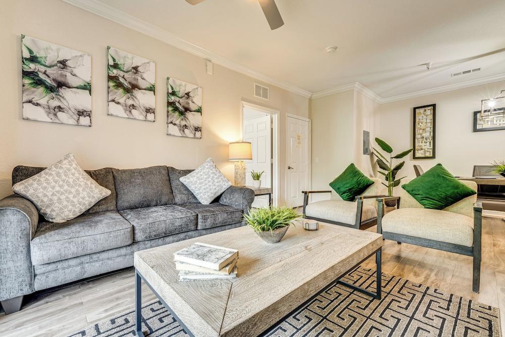 10 Mi to Disney World: Modern Condo w/ Resort Pool