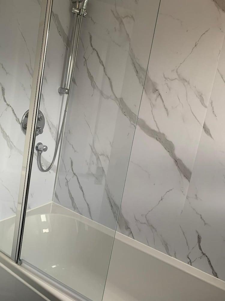 2 Bed Flat - Sleeps 4 - Parking - Wifi