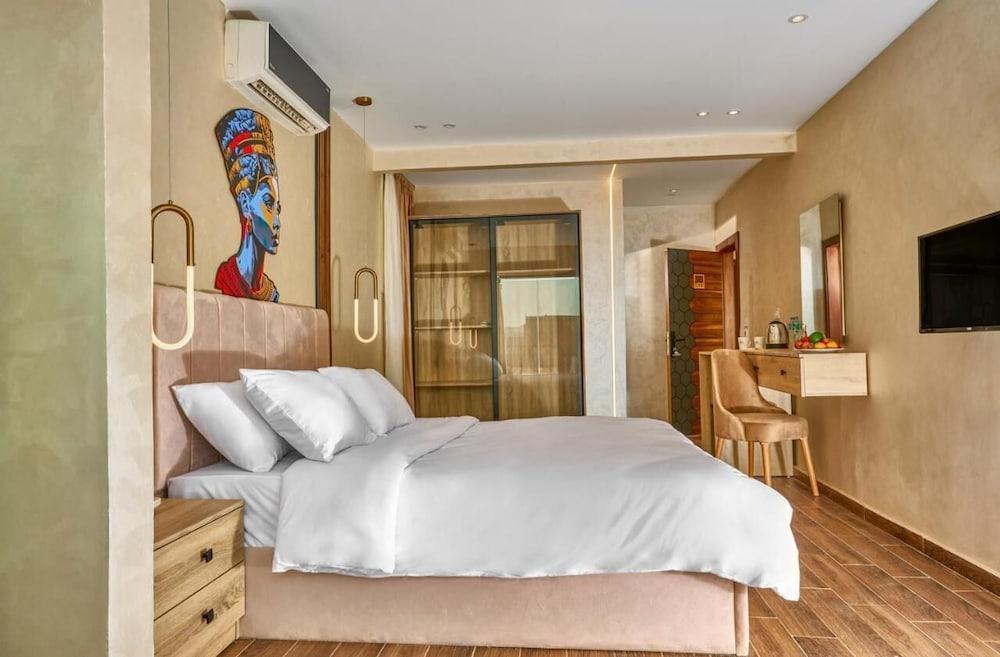 Cleopatra Tower Pyramids Hotel