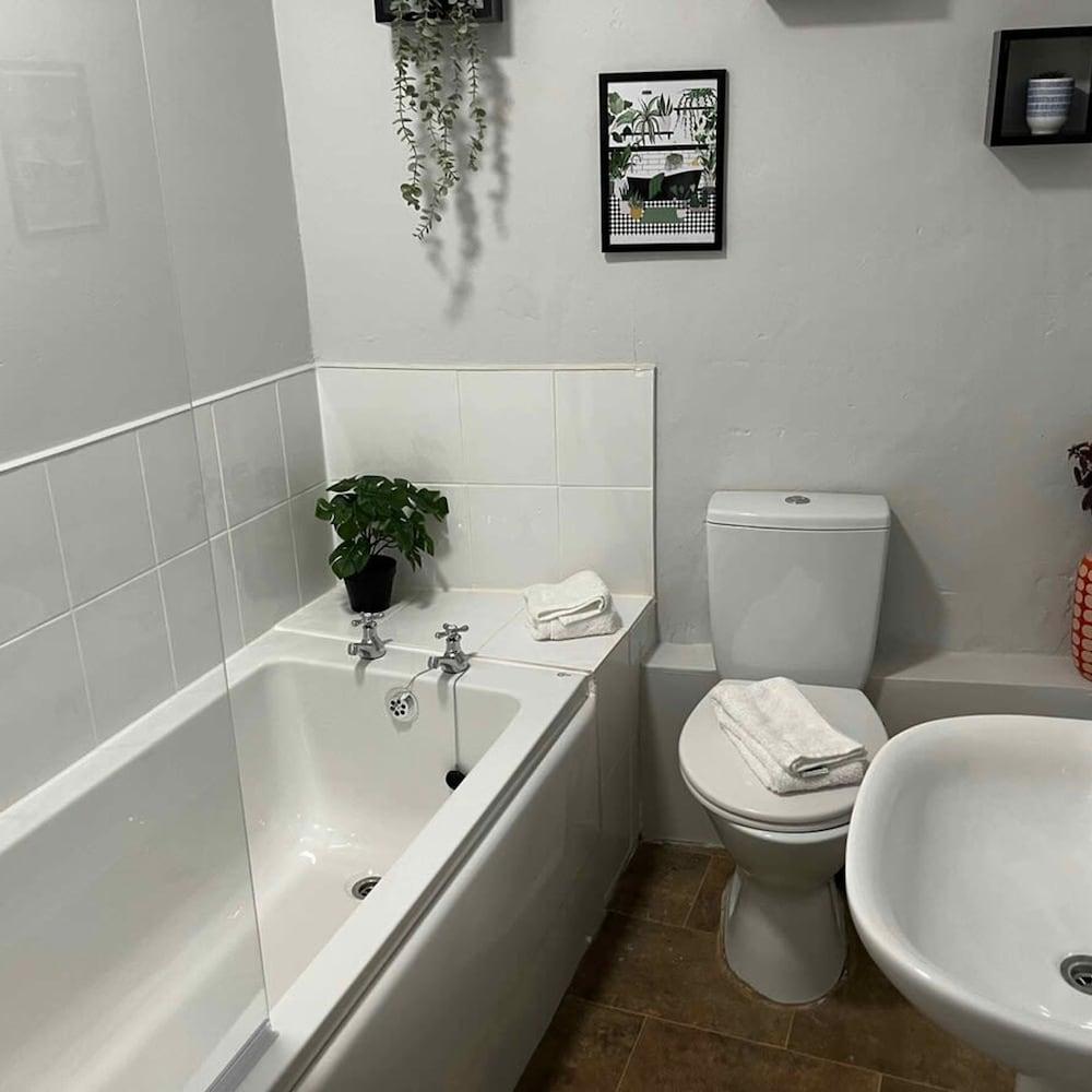 The North Wales Gathering - Hot Tub Sleeps Up 16