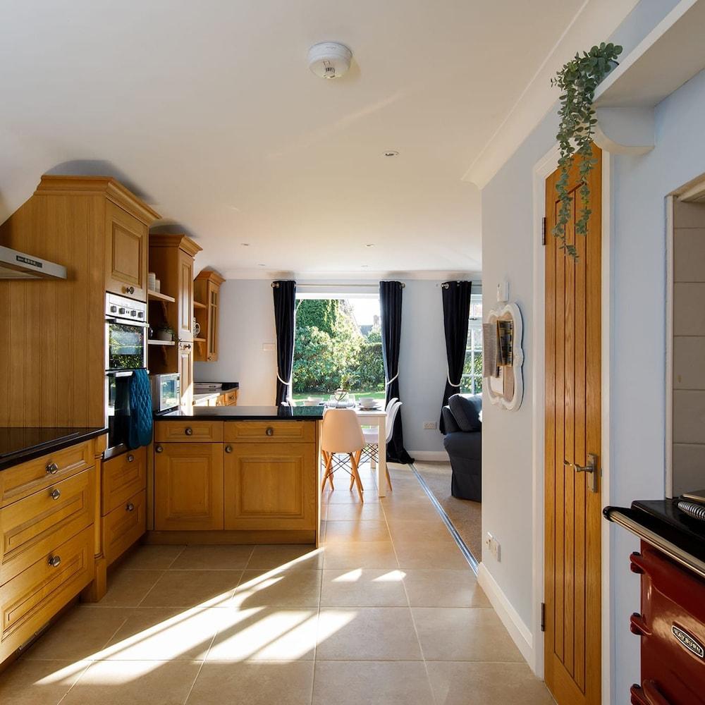 Quaint Coastal Cottage - 5 Mins From Beach