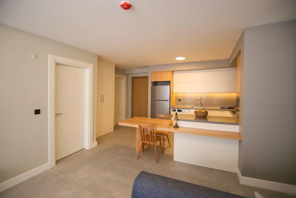 Krem Marin Suits Otel