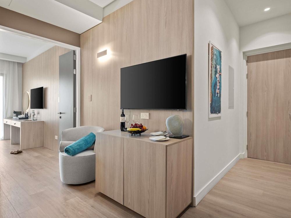 Mercure Larnaca Finikoudes Beach