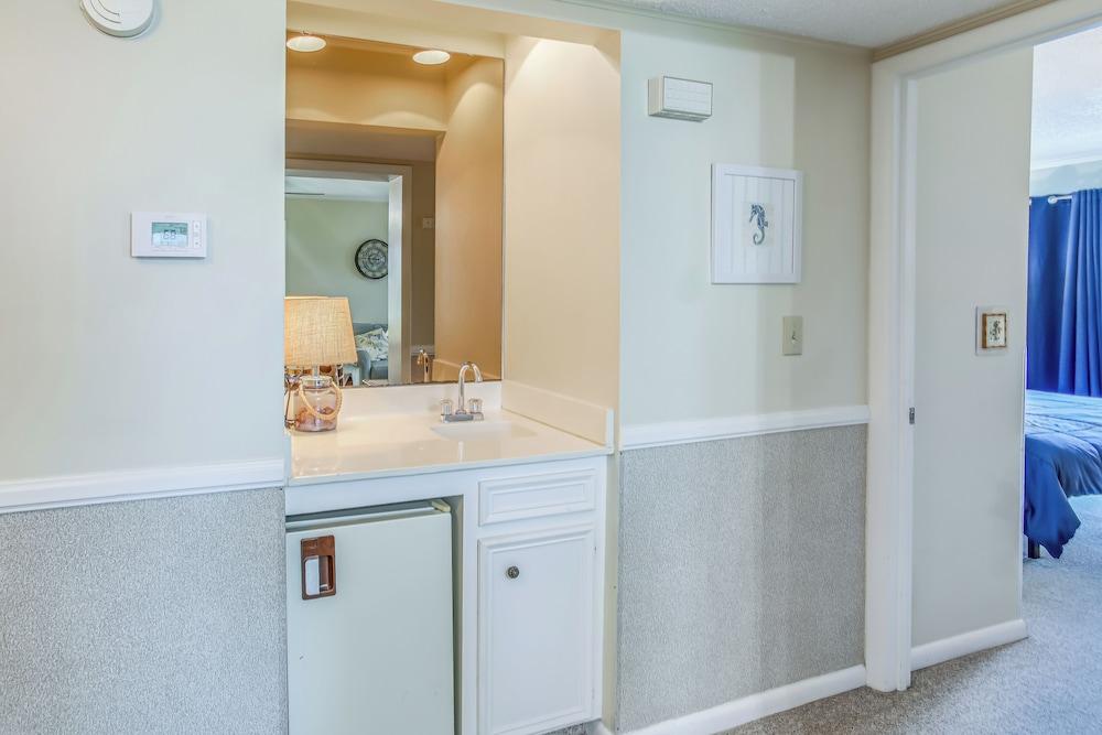 Walk to Beach: Myrtle Beach Condo w/ Pool Access!