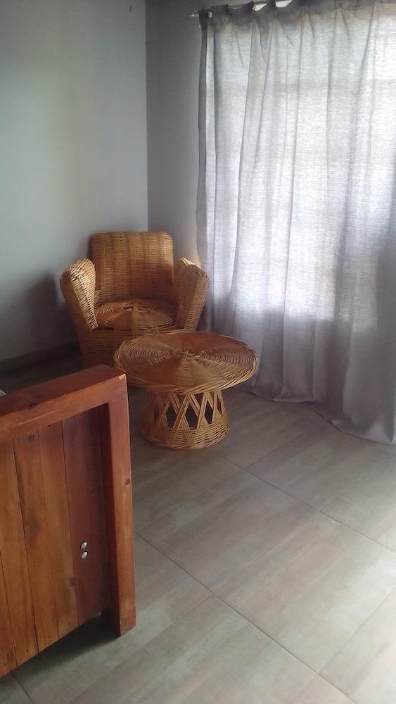 Khelekhele Lodge & Campsite