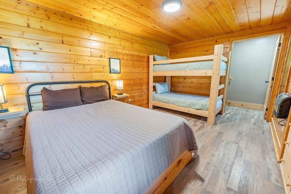 Dolly's Lodge # 3 2 Bedroom Condo by RedAwning